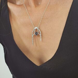 ‘In ruins’ pendant