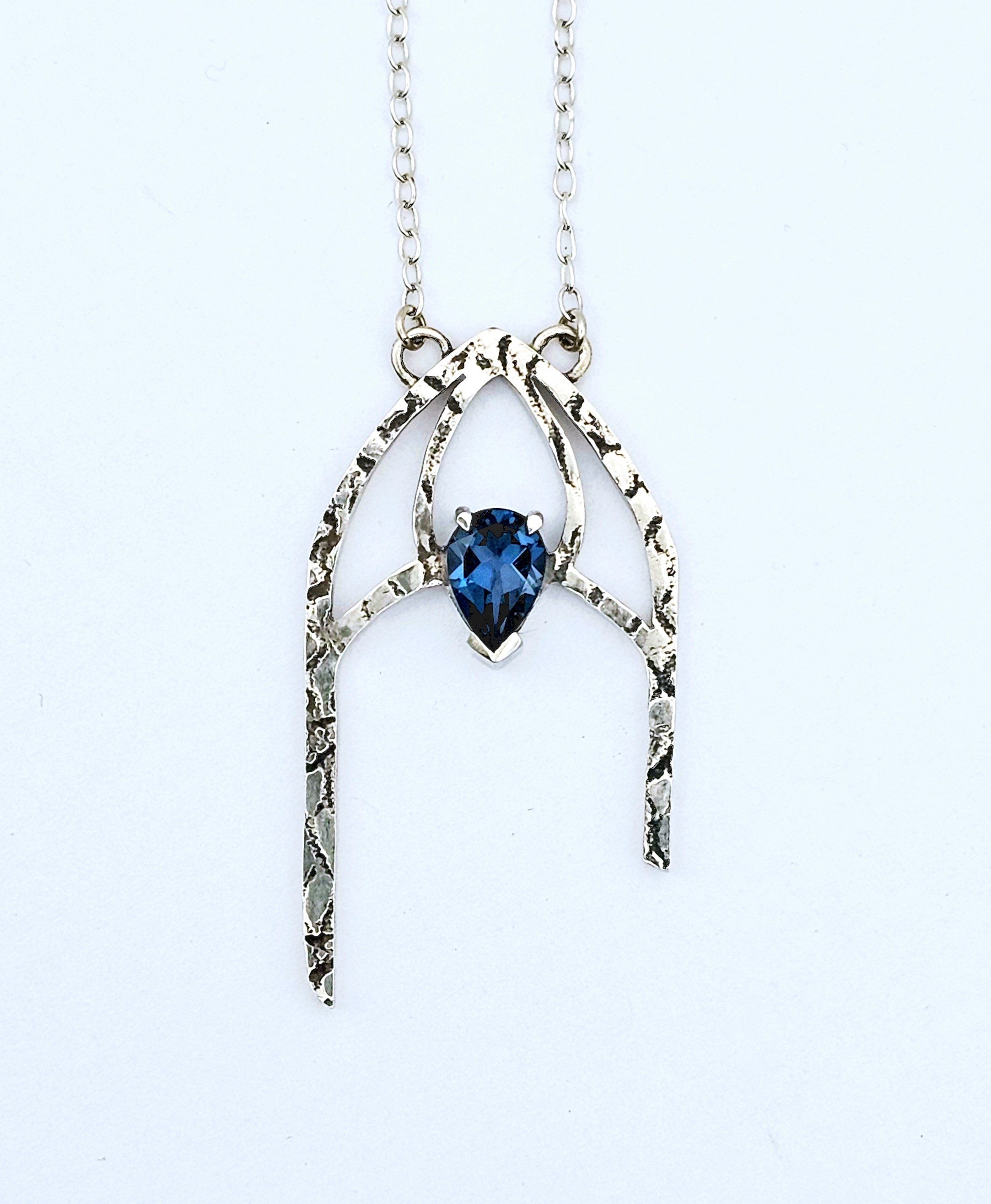 ‘In ruins’ pendant