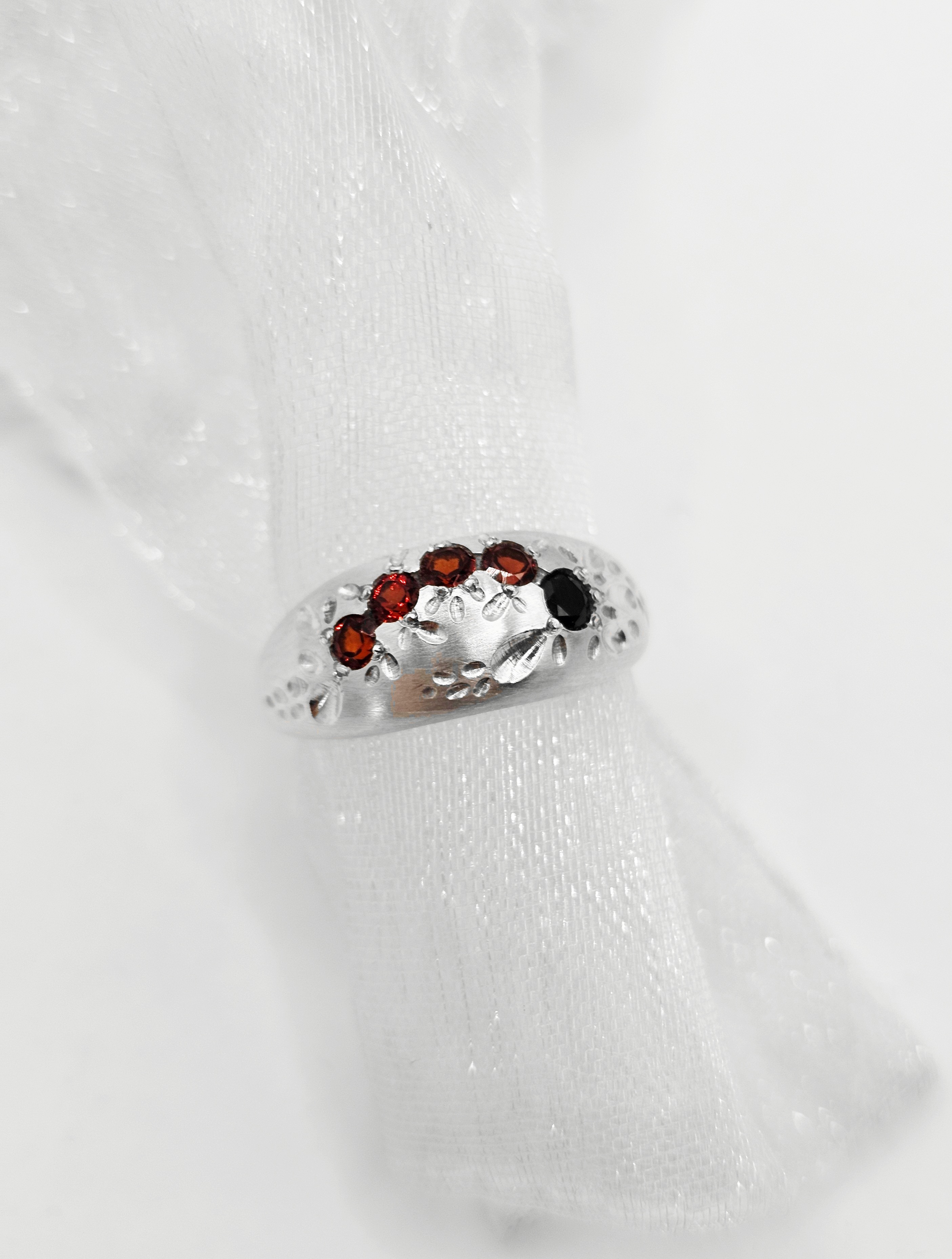 Petals ring in black and red