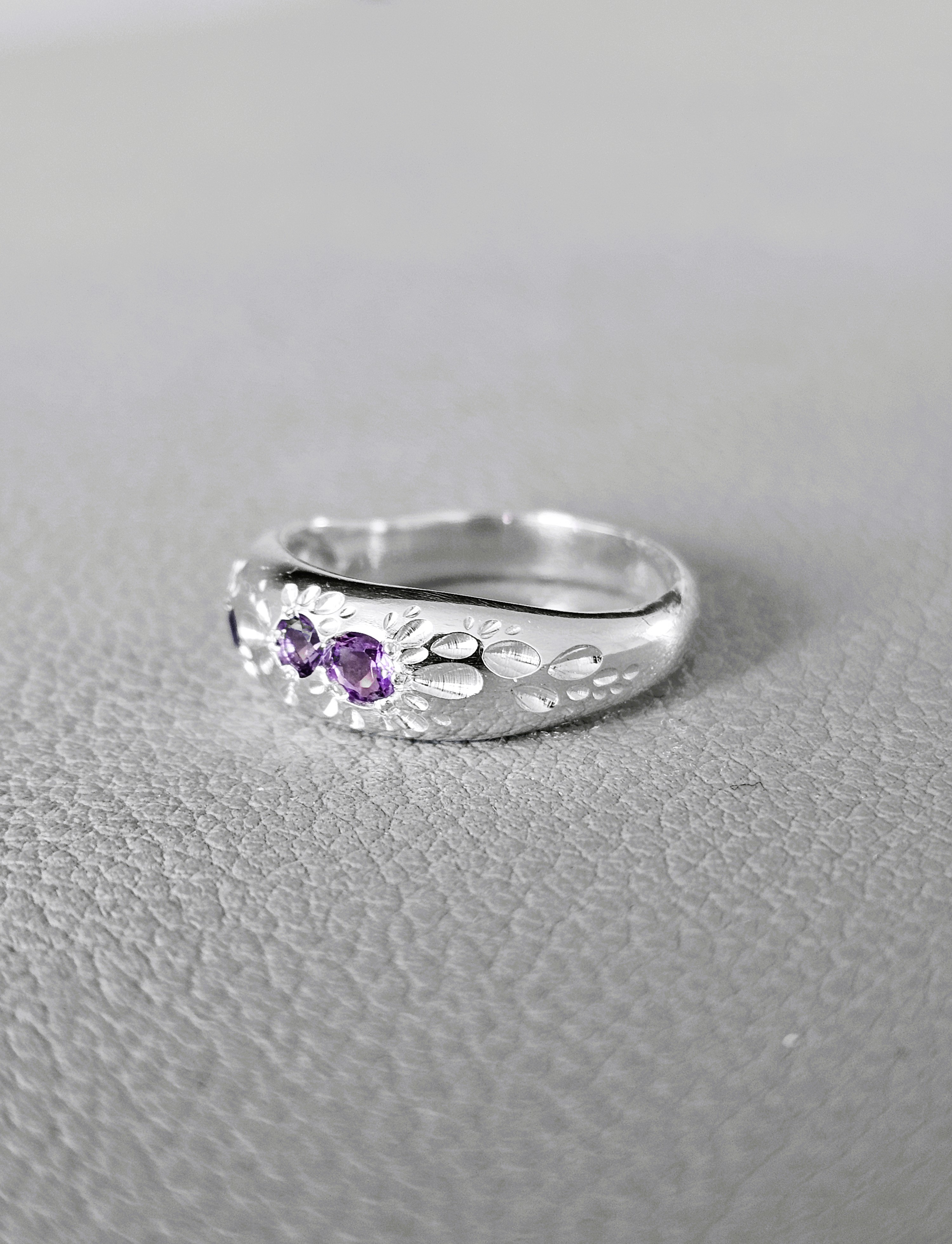 Petals ring in purple