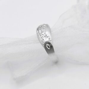 Petals ring in white